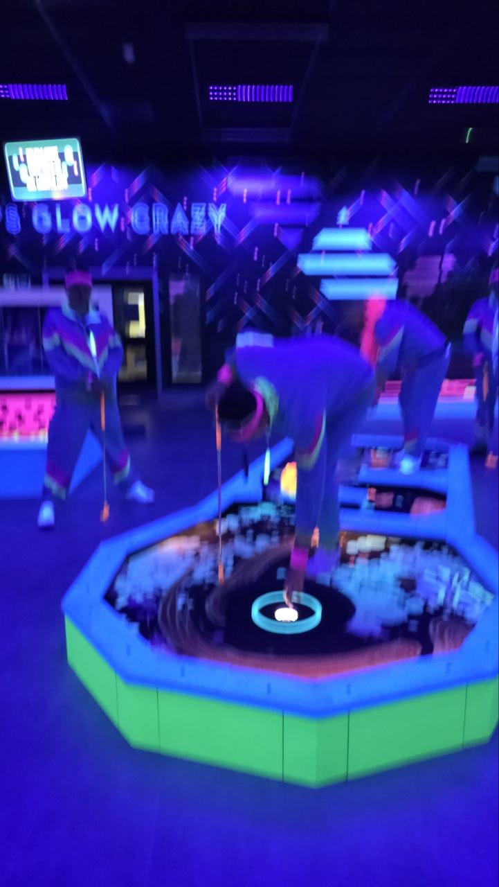 Putting at the neon course